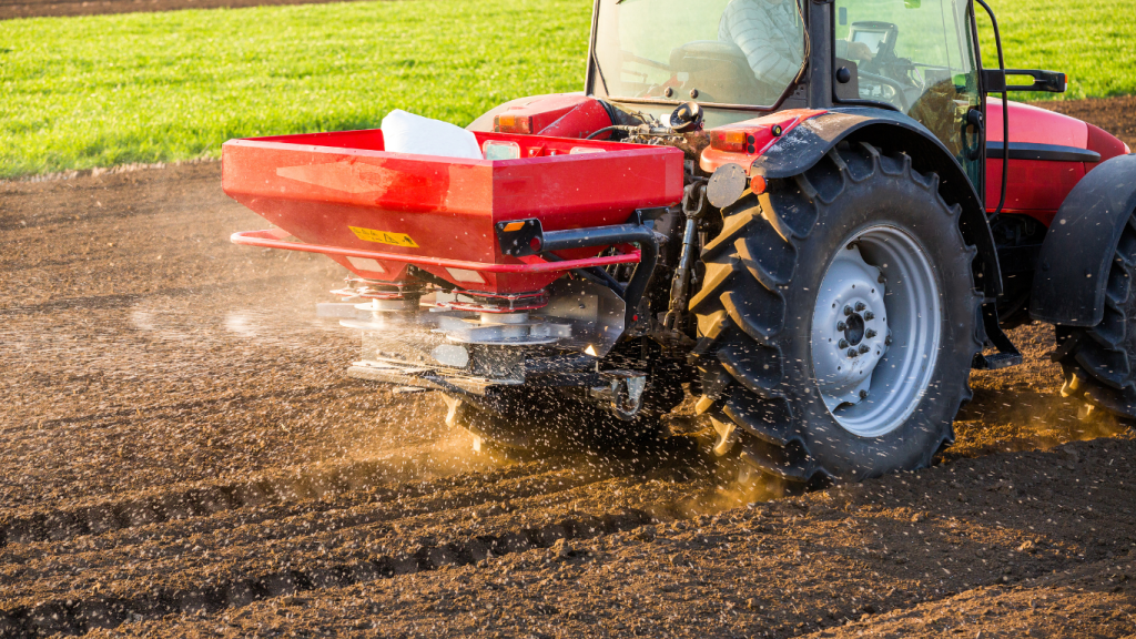 trecker mit düngestreuer trecker mit düngestreuer